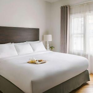 Großzügiges Zimmer mit Kingsize-Bett